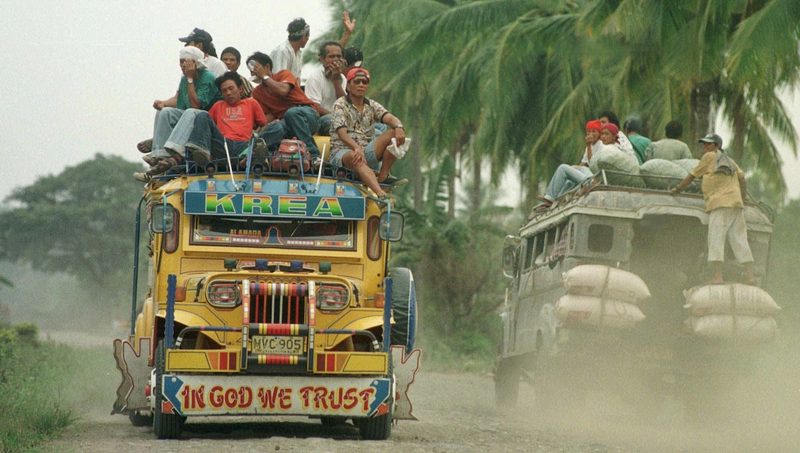 Illustration for article titled Incredible Ways People Deal with Overloaded Transit Systems in Asia